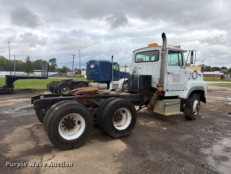 image for item FK4198 1990 Ford L9000 semi truck