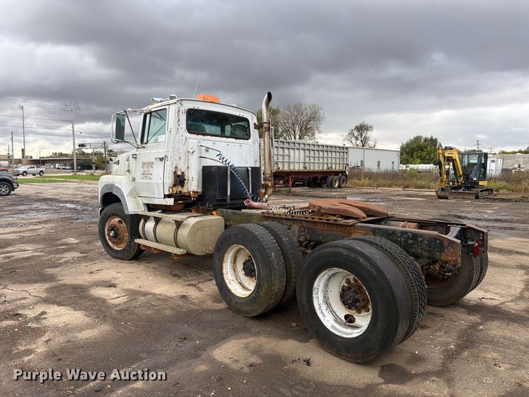 image for item FK4198 1990 Ford L9000 semi truck