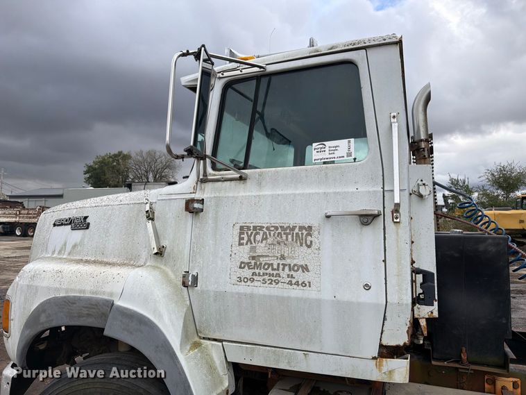 image for item FK4198 1990 Ford L9000 semi truck