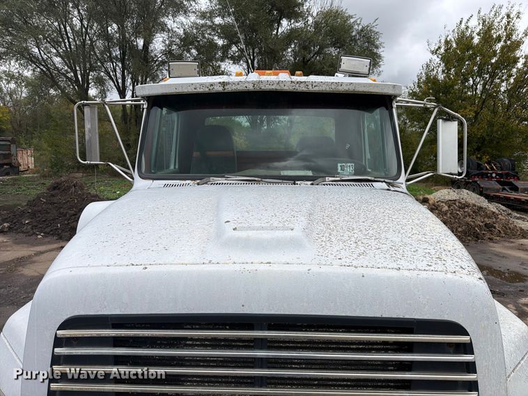 image for item FK4198 1990 Ford L9000 semi truck