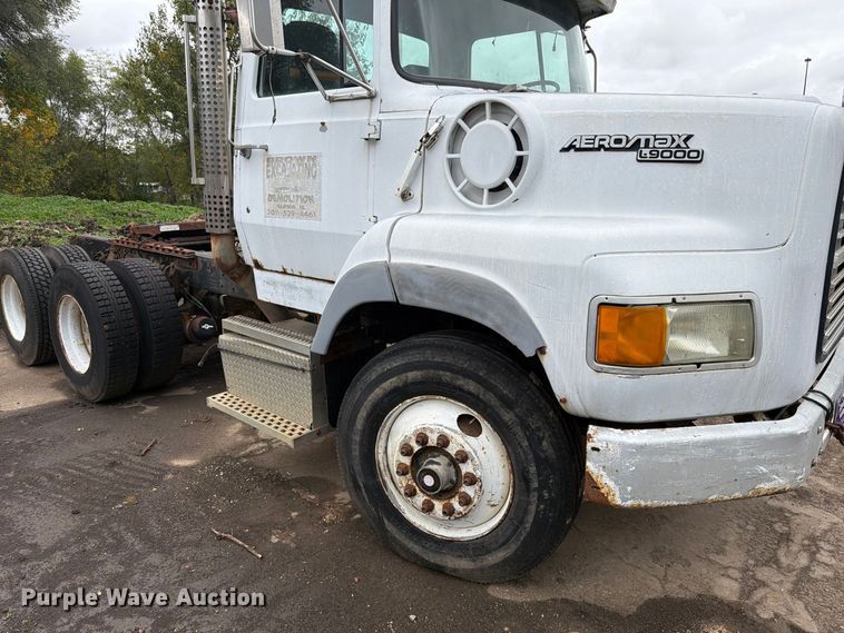 image for item FK4198 1990 Ford L9000 semi truck