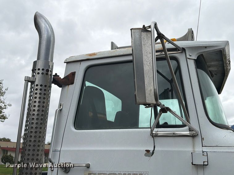 image for item FK4198 1990 Ford L9000 semi truck