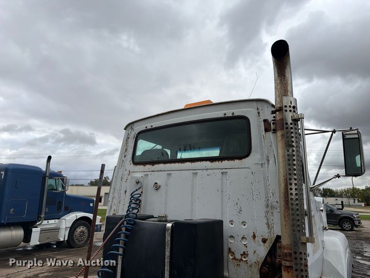 image for item FK4198 1990 Ford L9000 semi truck
