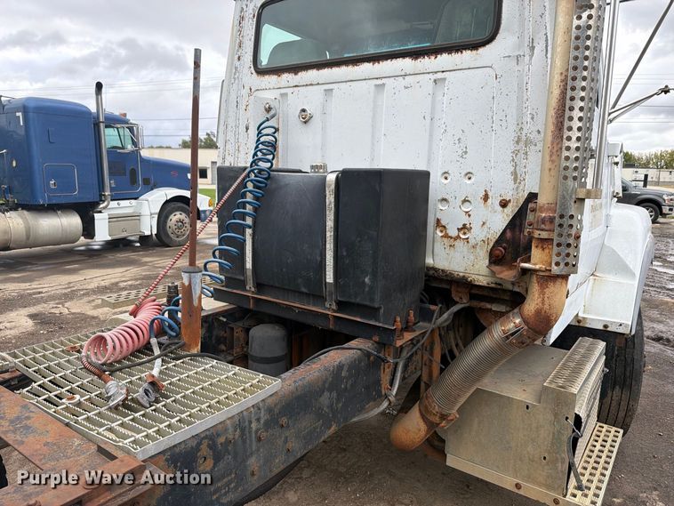 image for item FK4198 1990 Ford L9000 semi truck