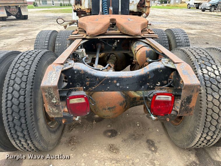 image for item FK4198 1990 Ford L9000 semi truck