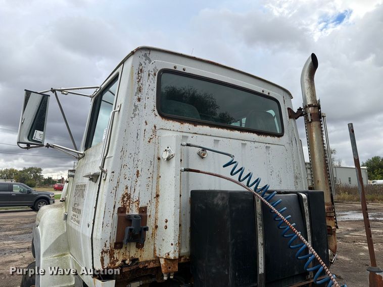image for item FK4198 1990 Ford L9000 semi truck