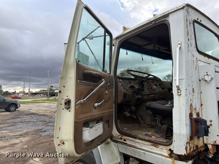 image for item FK4198 1990 Ford L9000 semi truck