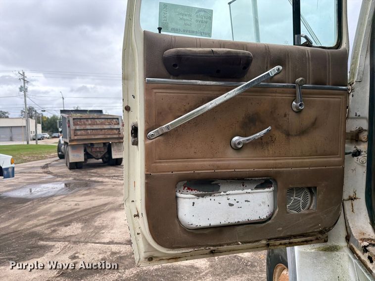 image for item FK4198 1990 Ford L9000 semi truck