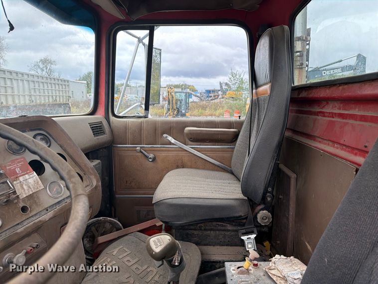 image for item FK4198 1990 Ford L9000 semi truck