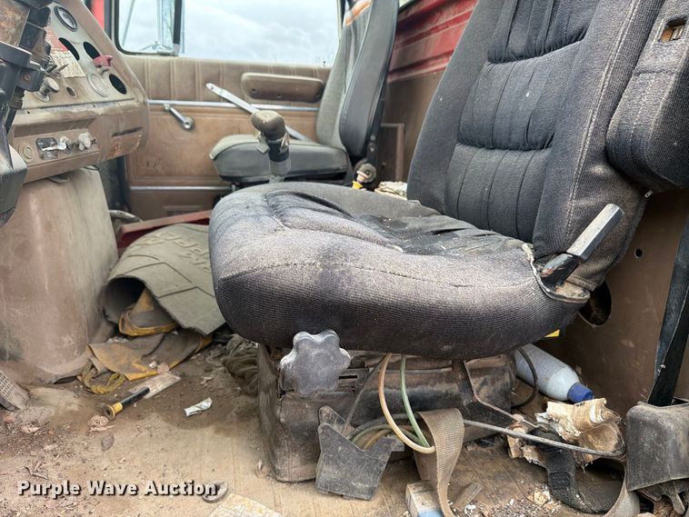 image for item FK4198 1990 Ford L9000 semi truck