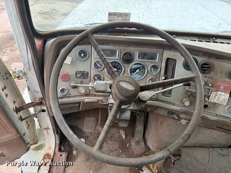 image for item FK4198 1990 Ford L9000 semi truck
