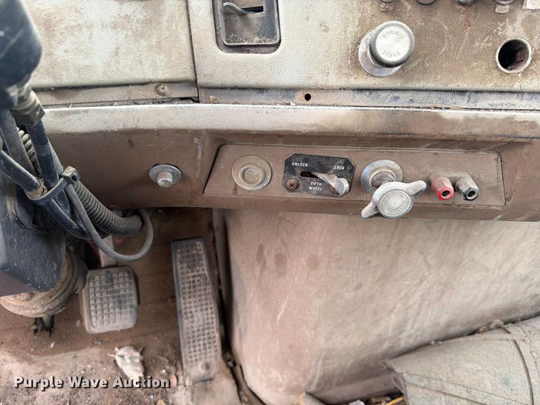 image for item FK4198 1990 Ford L9000 semi truck