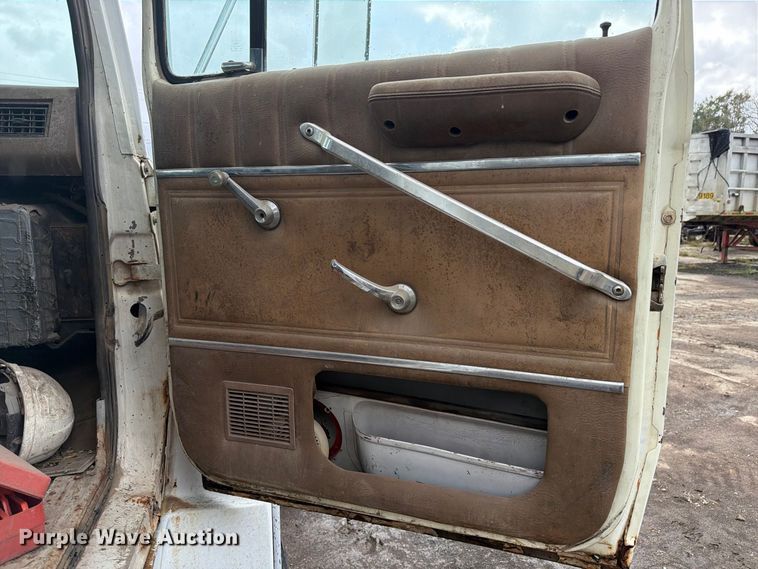 image for item FK4198 1990 Ford L9000 semi truck