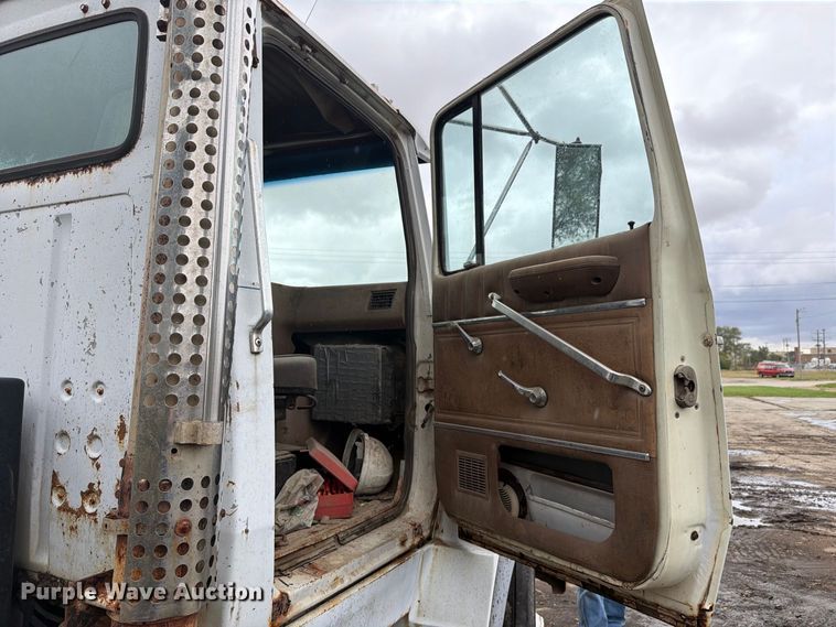 image for item FK4198 1990 Ford L9000 semi truck