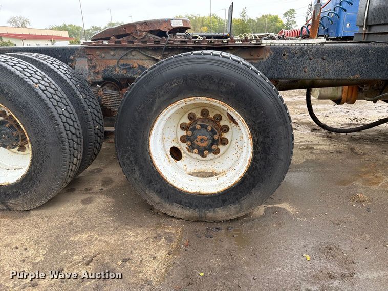 image for item FK4198 1990 Ford L9000 semi truck