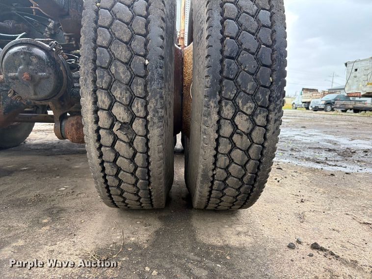 image for item FK4198 1990 Ford L9000 semi truck