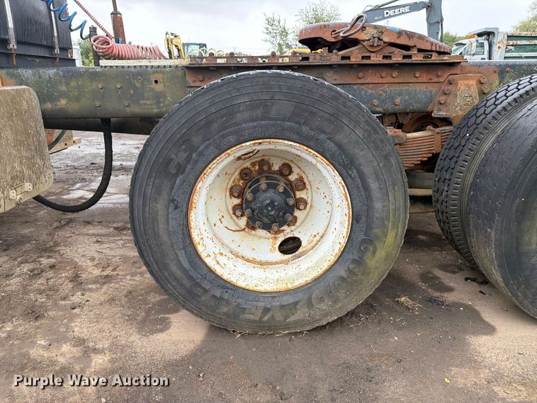 image for item FK4198 1990 Ford L9000 semi truck