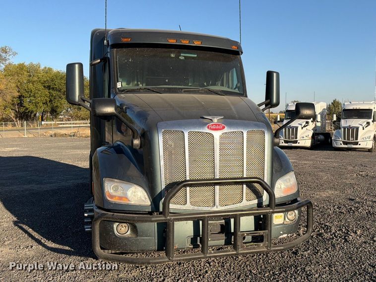 image for item FK4668 2018 Peterbilt 579 semi truck