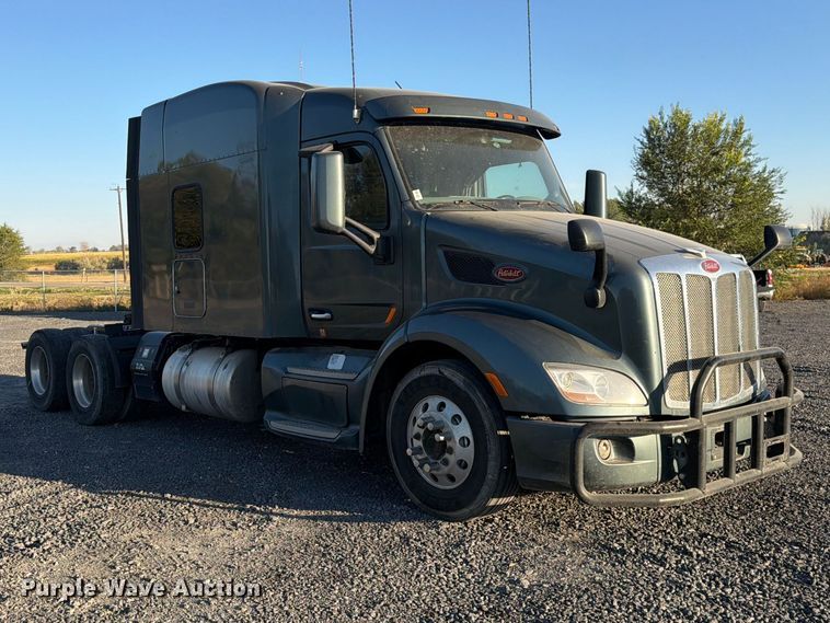 image for item FK4668 2018 Peterbilt 579 semi truck