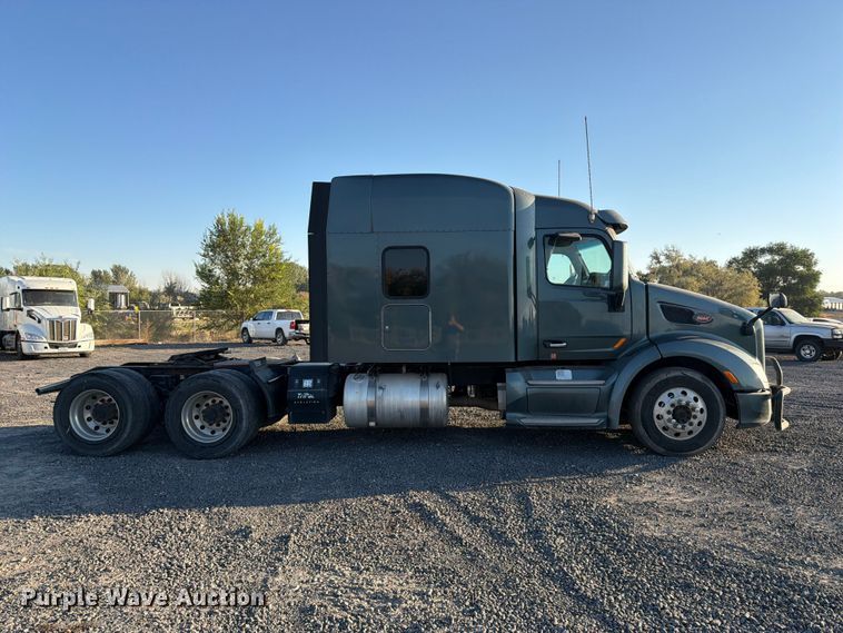 image for item FK4668 2018 Peterbilt 579 semi truck