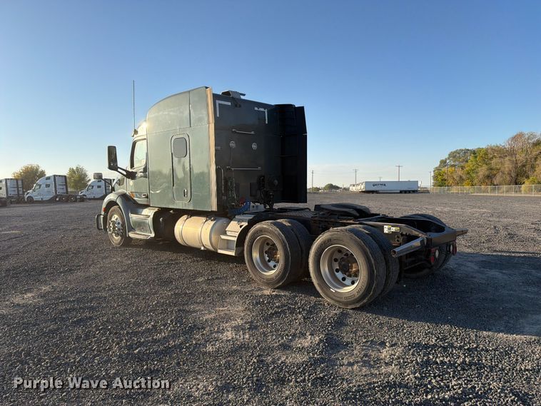 image for item FK4668 2018 Peterbilt 579 semi truck