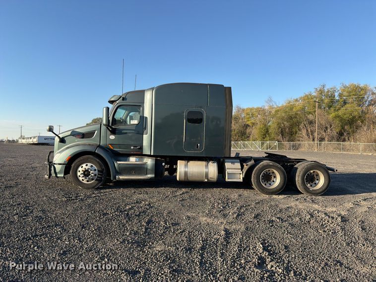 image for item FK4668 2018 Peterbilt 579 semi truck