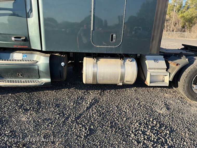 image for item FK4668 2018 Peterbilt 579 semi truck