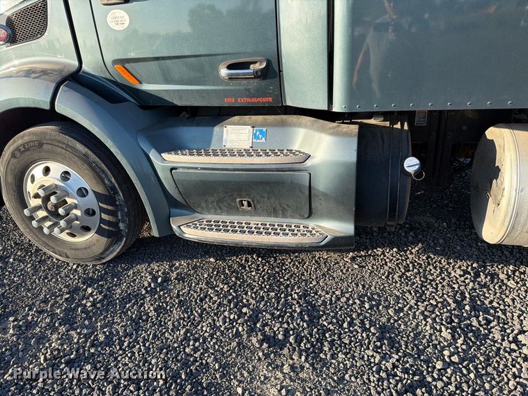 image for item FK4668 2018 Peterbilt 579 semi truck