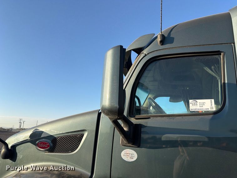 image for item FK4668 2018 Peterbilt 579 semi truck