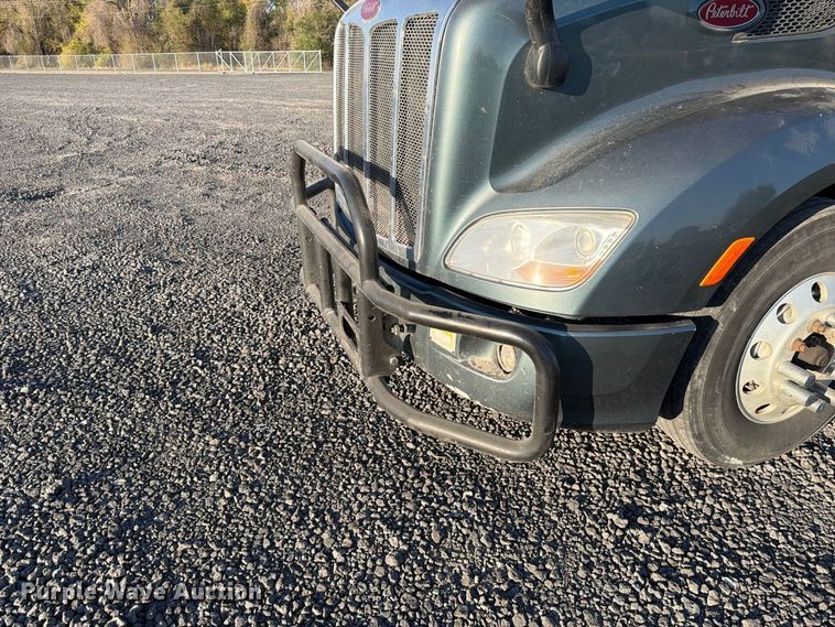 image for item FK4668 2018 Peterbilt 579 semi truck