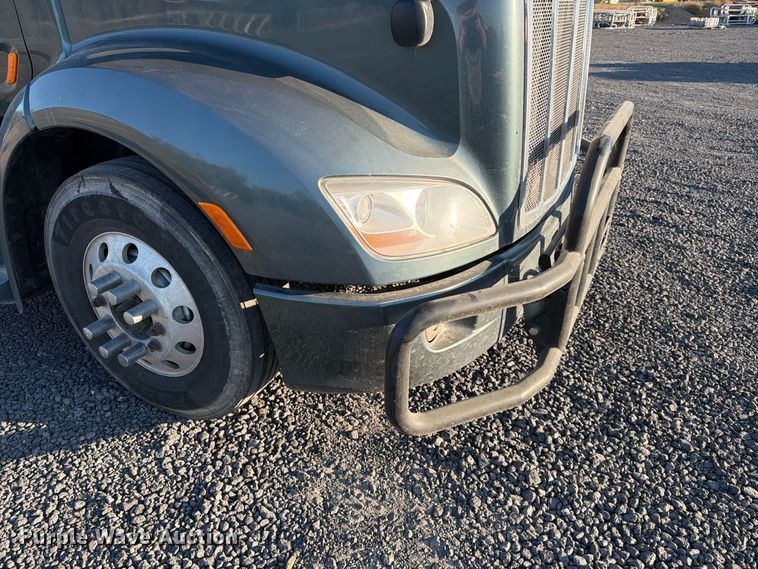 image for item FK4668 2018 Peterbilt 579 semi truck