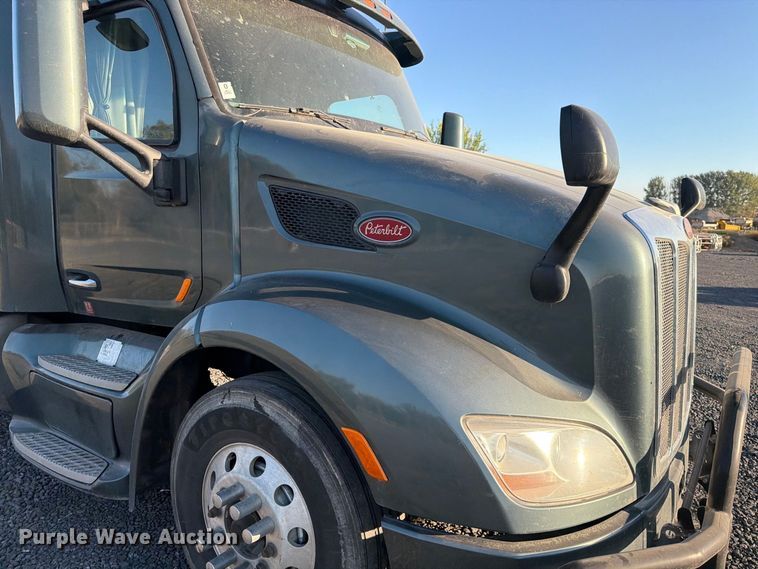 image for item FK4668 2018 Peterbilt 579 semi truck