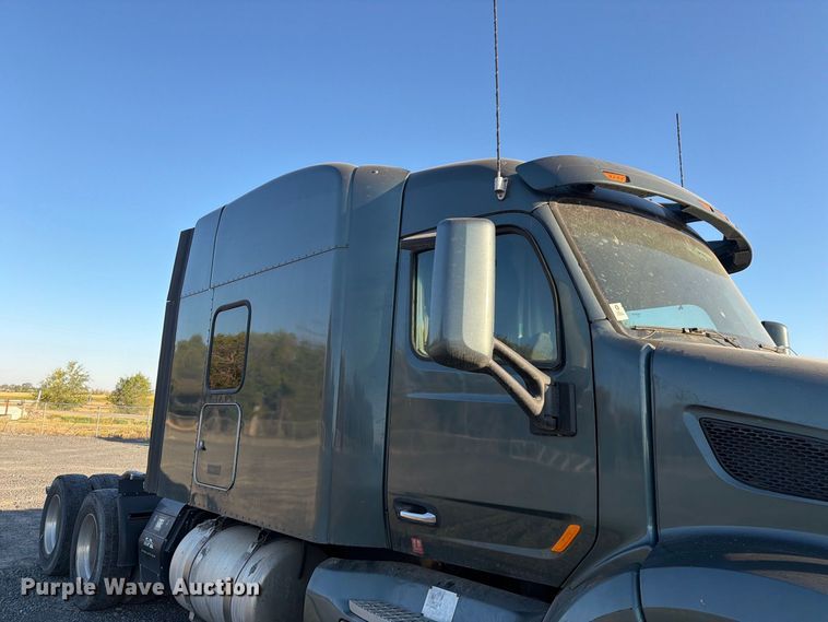 image for item FK4668 2018 Peterbilt 579 semi truck