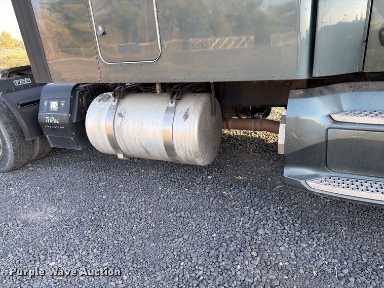 image for item FK4668 2018 Peterbilt 579 semi truck