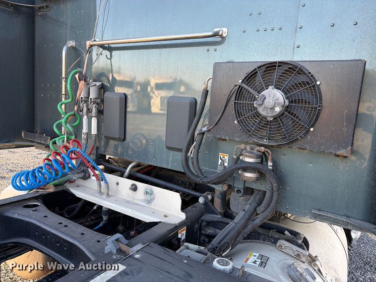 image for item FK4668 2018 Peterbilt 579 semi truck