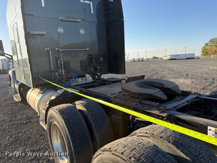 image for item FK4668 2018 Peterbilt 579 semi truck