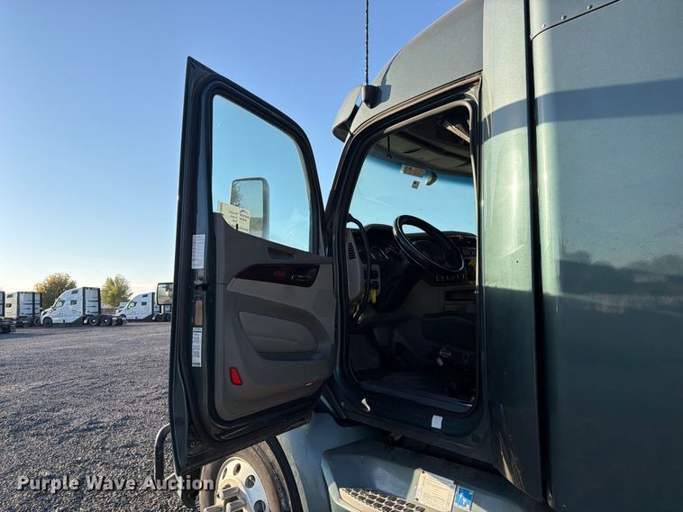 image for item FK4668 2018 Peterbilt 579 semi truck