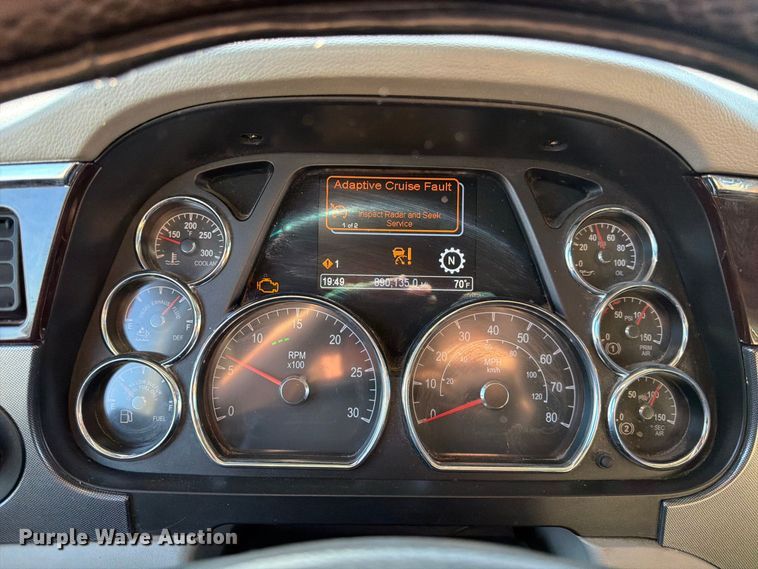 image for item FK4668 2018 Peterbilt 579 semi truck