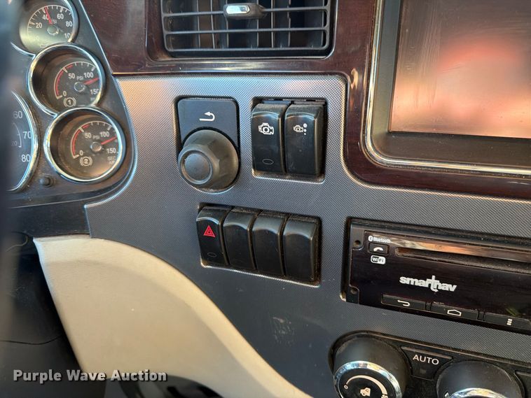 image for item FK4668 2018 Peterbilt 579 semi truck
