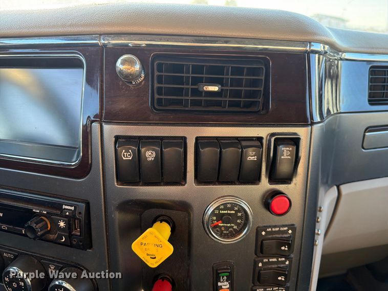 image for item FK4668 2018 Peterbilt 579 semi truck