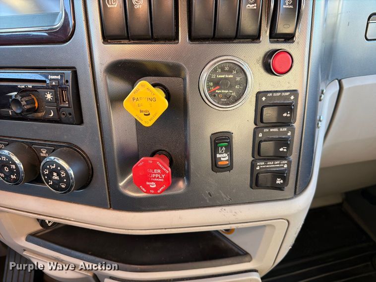 image for item FK4668 2018 Peterbilt 579 semi truck