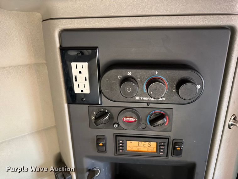 image for item FK4668 2018 Peterbilt 579 semi truck