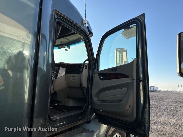 image for item FK4668 2018 Peterbilt 579 semi truck