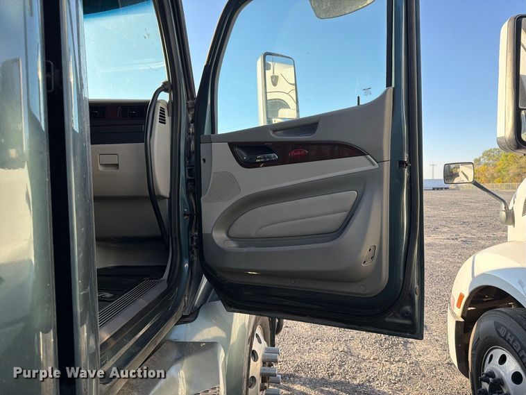 image for item FK4668 2018 Peterbilt 579 semi truck