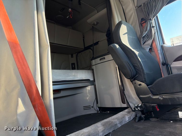 image for item FK4668 2018 Peterbilt 579 semi truck
