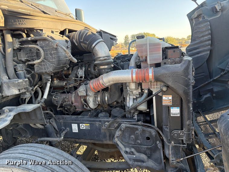 image for item FK4668 2018 Peterbilt 579 semi truck