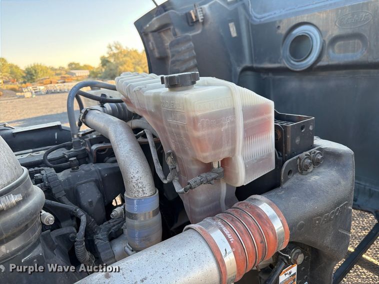 image for item FK4668 2018 Peterbilt 579 semi truck