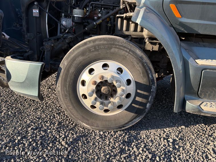 image for item FK4668 2018 Peterbilt 579 semi truck