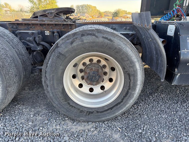 image for item FK4668 2018 Peterbilt 579 semi truck