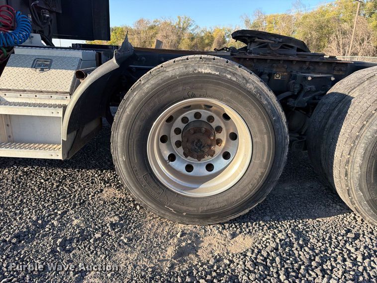 image for item FK4668 2018 Peterbilt 579 semi truck